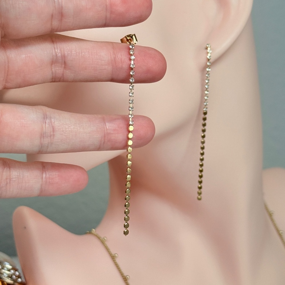 ⚜️ Elegant Gold Drop Earrings - Picture 4 of 8